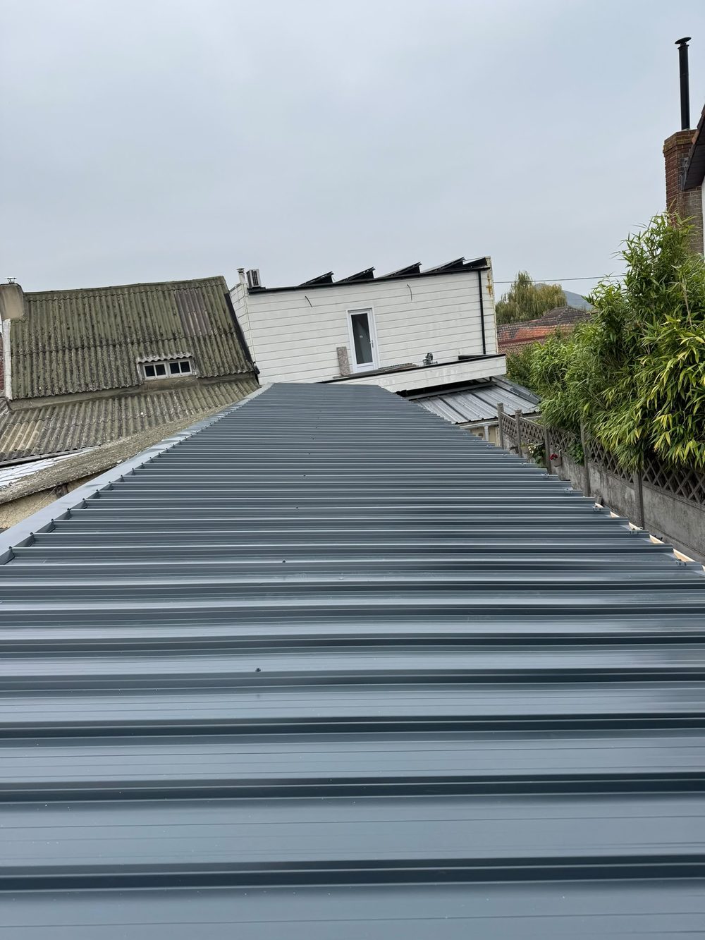 Couverture neuve en bac acier gris posée sur une dépendance