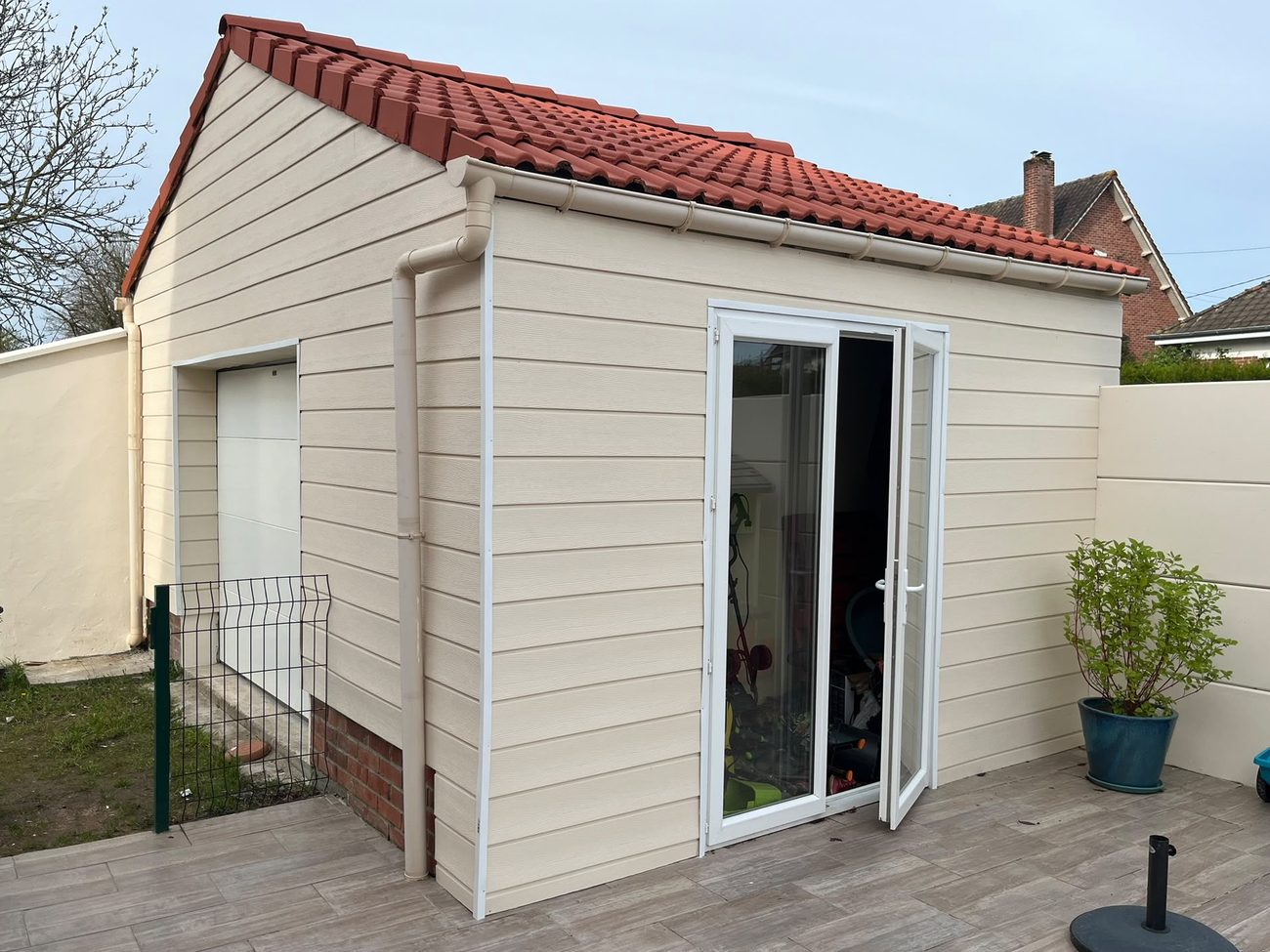 Dépendance entièrement habillée d'un bardage extérieur PVC couleur sable