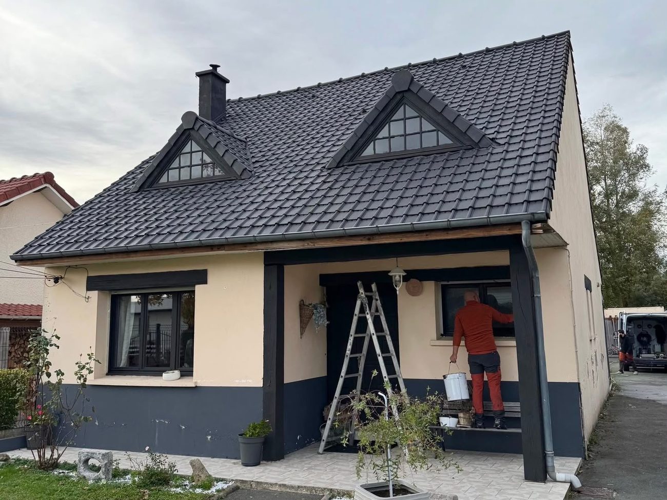 Toiture neuve en tuiles anthracite posée par H360