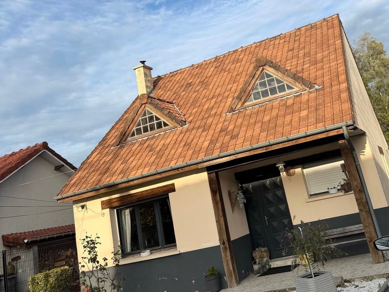 Toiture en tuiles usées et décolorées avant intervention