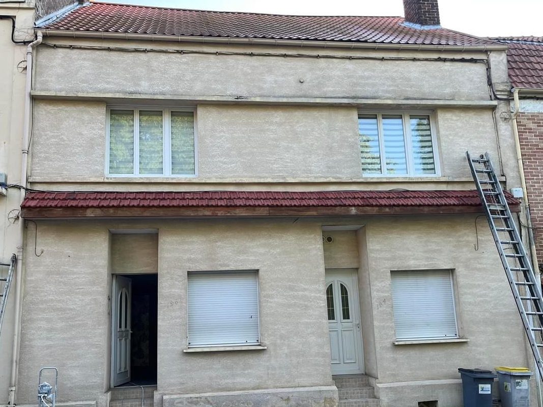 Façade de maison de ville encrassée avant ravalement
