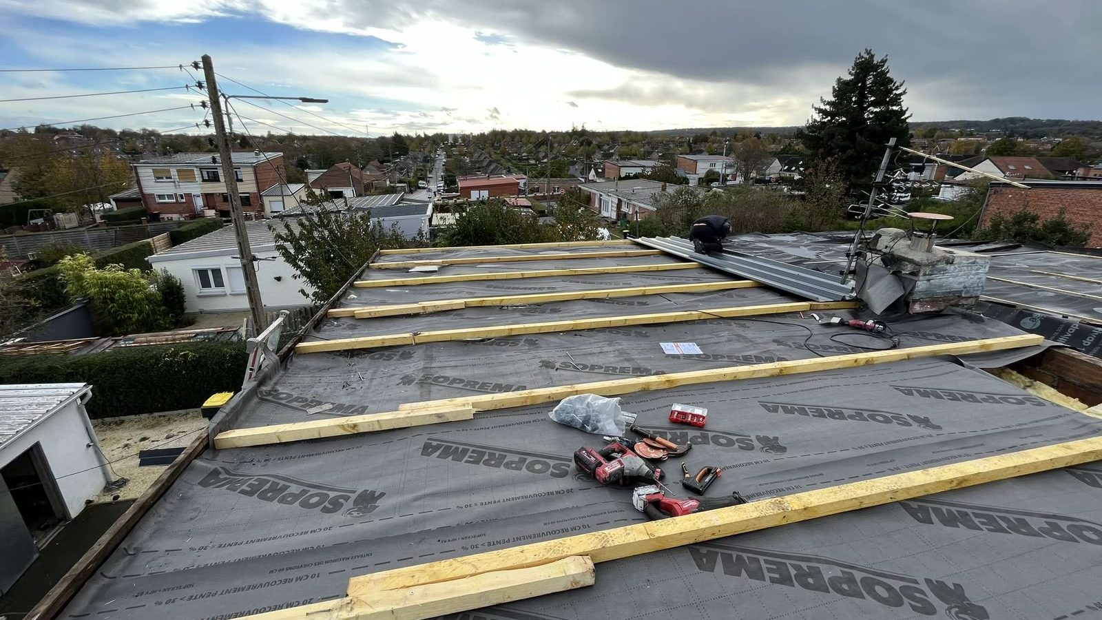 Chantier de couverture H360 : écran sous-toiture et liteaux posés sur une maison des Hauts-de-France