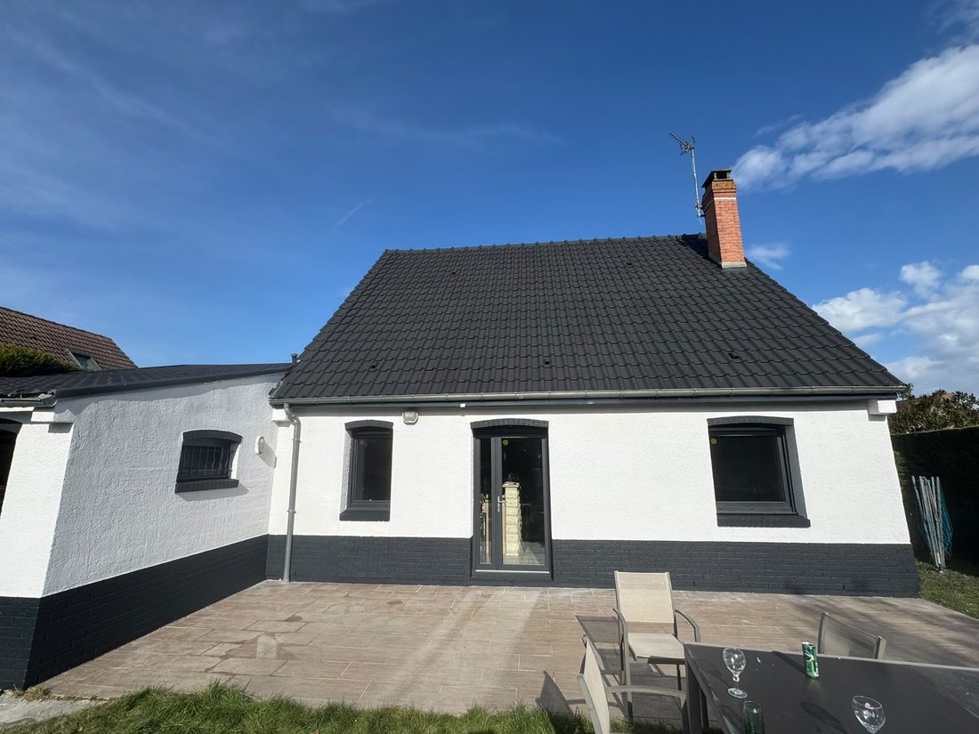 Maison après nettoyage de la toiture et de la façade