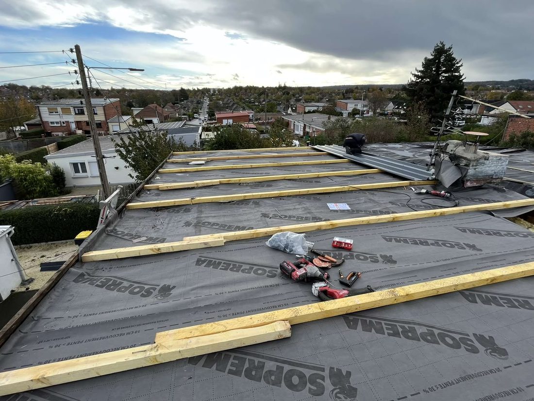Chantier de couverture avec écran sous-toiture