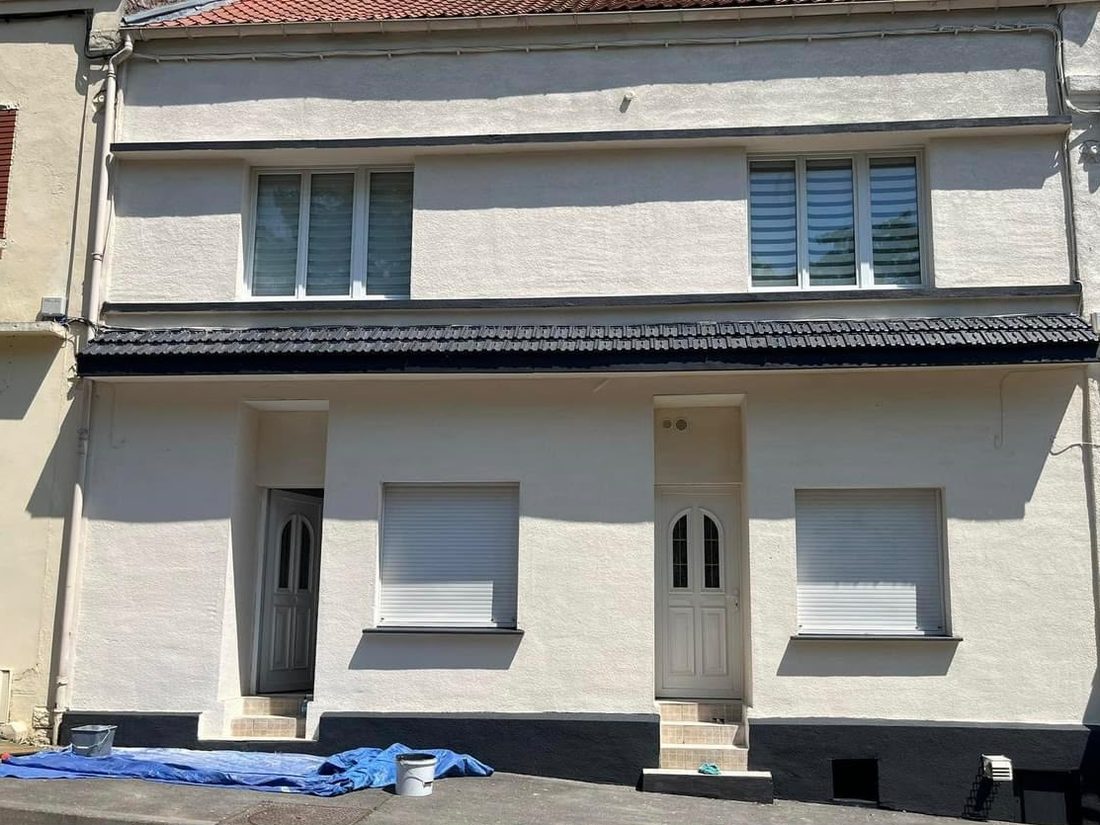 Façade de maison de ville ravalée et repeinte