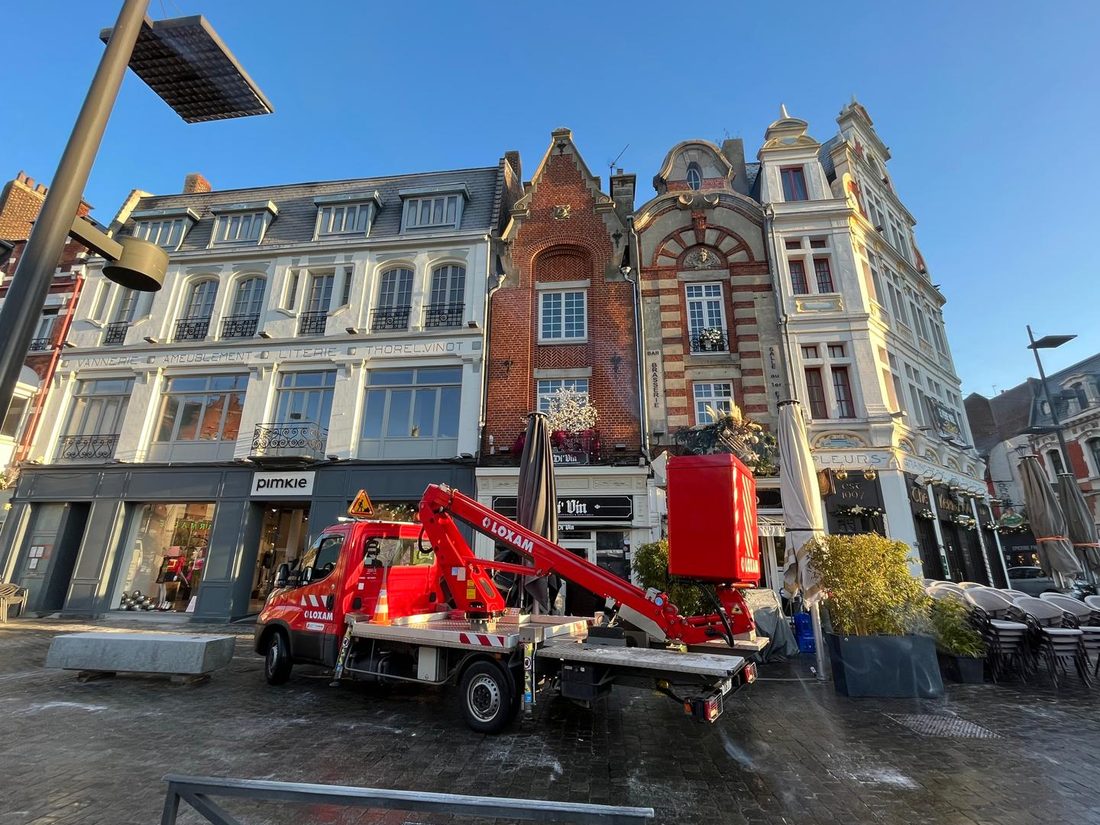 Travaux en nacelle sur une façade de centre-ville