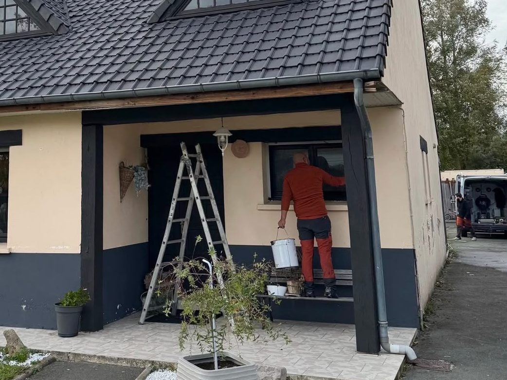 Équipe H360 au travail sur la façade d'une maison rénovée